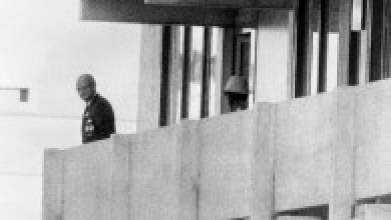Imagine din 5 septembrie 1972. Un membru al grupării teroriste palestiniene Septembrie Negru iese pe balconul clădiri în care se află ostaticii israelieni. Sursa foto: Profimedia Images | Poza 4 din 26