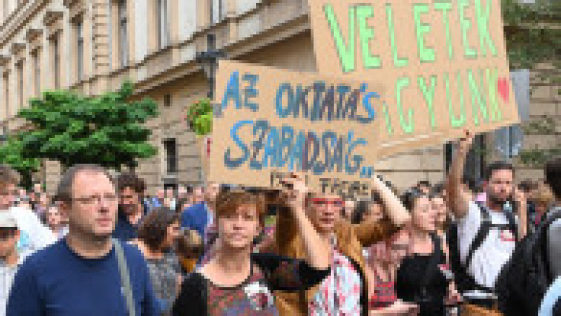 Mii de maghiari au protestat la Budapesta împotriva salariilor mici și a condițiilor proaste de muncă din învățământul din Ungaria. Foto: Profimedia Images | Poza 4 din 6