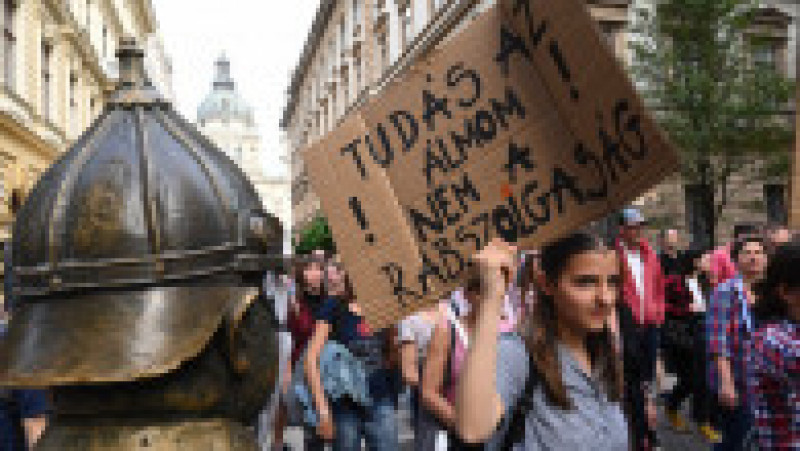 Mii de maghiari au protestat la Budapesta împotriva salariilor mici și a condițiilor proaste de muncă din învățământul din Ungaria. Foto: Profimedia Images | Poza 5 din 6