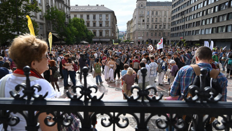 Mii de maghiari au protestat la Budapesta împotriva salariilor mici și a condițiilor proaste de muncă din învățământul din Ungaria. Foto: Profimedia Images
