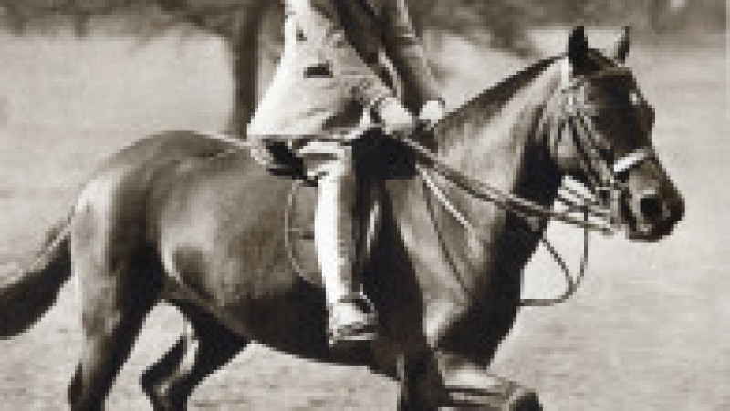 Regina Elisabeta a II-a a cultivat o iubire pentru cai în copilărie, pasiunea a crescut în fiecare an și s-a stins doar odată cu dispariția suveranei. Foto: Profimedia Images | Poza 2 din 27
