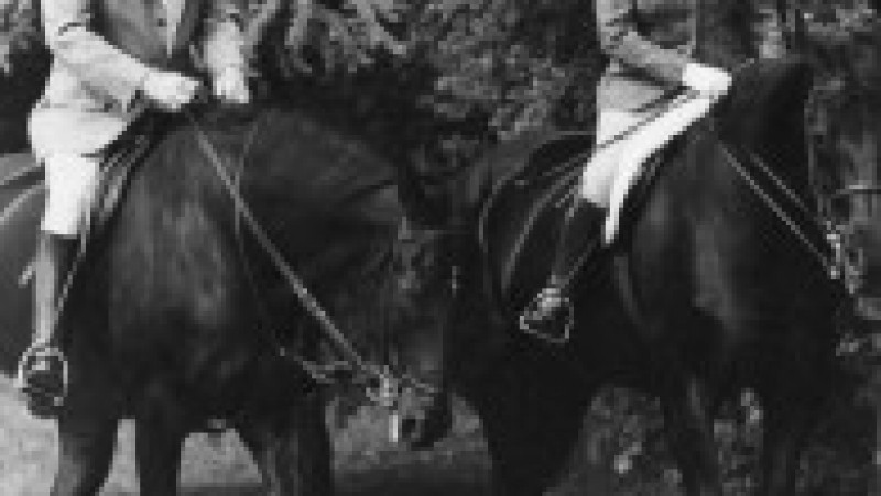Regina Elisabeta a II-a a cultivat o iubire pentru cai în copilărie, pasiunea a crescut în fiecare an și s-a stins doar odată cu dispariția suveranei. Foto: Profimedia Images | Poza 13 din 27
