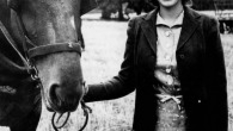 Regina Elisabeta a II-a a cultivat o iubire pentru cai în copilărie, pasiunea a crescut în fiecare an și s-a stins doar odată cu dispariția suveranei. Foto: Profimedia Images | Poza 5 din 27