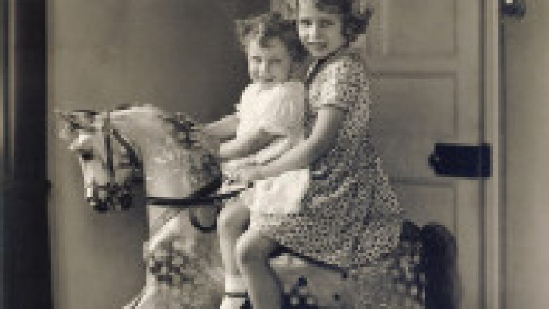 Regina Elisabeta a II-a a cultivat o iubire pentru cai în copilărie, pasiunea a crescut în fiecare an și s-a stins doar odată cu dispariția suveranei. Foto: Profimedia Images | Poza 1 din 27