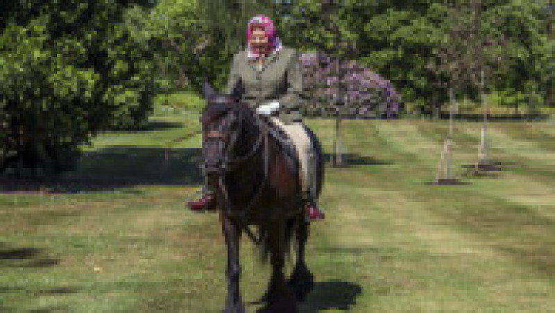 Regina Elisabeta a II-a a cultivat o iubire pentru cai în copilărie, pasiunea a crescut în fiecare an și s-a stins doar odată cu dispariția suveranei. Foto: Profimedia Images | Poza 21 din 27