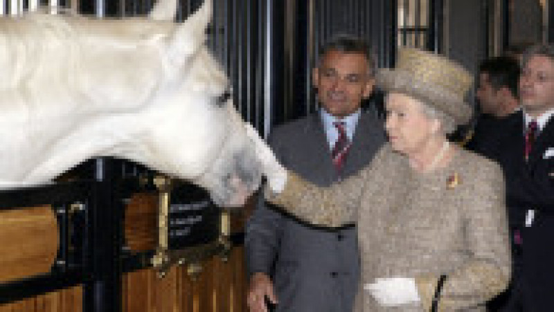 Regina Elisabeta a II-a a cultivat o iubire pentru cai în copilărie, pasiunea a crescut în fiecare an și s-a stins doar odată cu dispariția suveranei. Foto: Profimedia Images | Poza 23 din 27