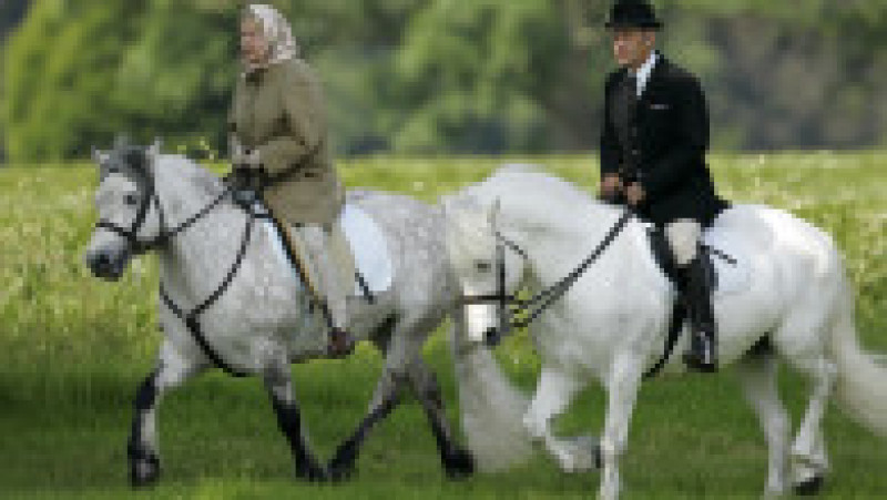 Regina Elisabeta a II-a a cultivat o iubire pentru cai în copilărie, pasiunea a crescut în fiecare an și s-a stins doar odată cu dispariția suveranei. Foto: Profimedia Images | Poza 18 din 27