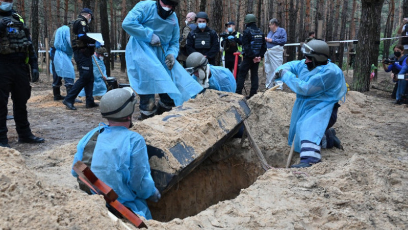 La Izium, anchetatorii cercetează locul unde a fost descoperit un cimitir de ascuns de ruși, cu 450 de cadavre. FOTO: Profimedia Images