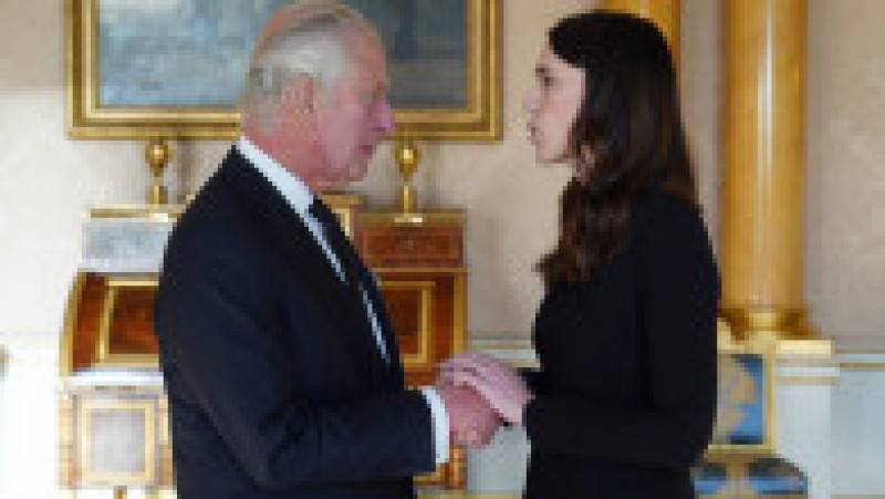 Regele Charles al III-lea s-a întâlnit, sâmbătă, cu Jacinda Ardern, prim-ministra Noii Zeelande. Șefa guvernului neo-zeelandez participă, luni, la funeraliile Reginei Elisabeta a II-a. Foto: Profimedia Images | Poza 4 din 5