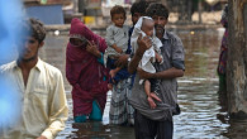 În jur de 1.500 de persoane și-au pierdut viața – aproape jumătate fiind copii – și peste 33 de milioane de oameni au fost strămutați din cauza inundațiilor. Foto: Profimedia Images | Poza 10 din 12