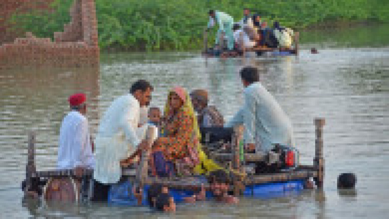Sunt cele mai mari inundații care au lovit Pakistanul în istoria sa recentă, potrivit oficialilor, care avertizează că ar putea dura între trei și șase luni până când apele se vor retrage. Foto: Profimedia Images | Poza 9 din 12