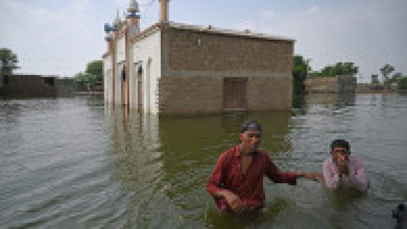 Inundațiile fără precedent au transformat sute de localități în insule care nu pot fi accesate decât cu barca. Foto: Profimedia Images | Poza 8 din 12