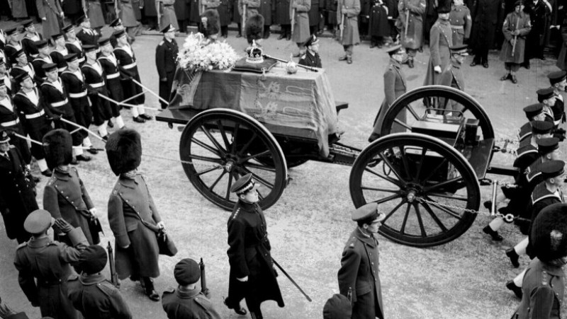 Cum arăta Londra în 1952, la funeraliile Regelui George al VI-lea, tatăl Reginei Elisabeta a II-a. FOTO: Profimedia Images