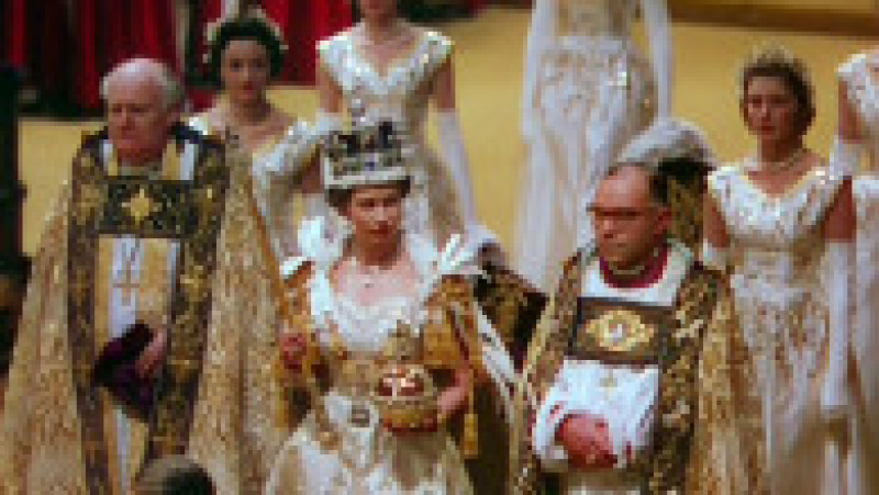 Regina Elisabeta purtând Coroana Imperială de Stat. Foto: Profimedia | Poza 12 din 18