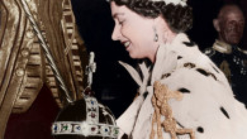 Regina Elisabeta purtând Coroana Imperială de Stat. Foto: Profimedia | Poza 5 din 18