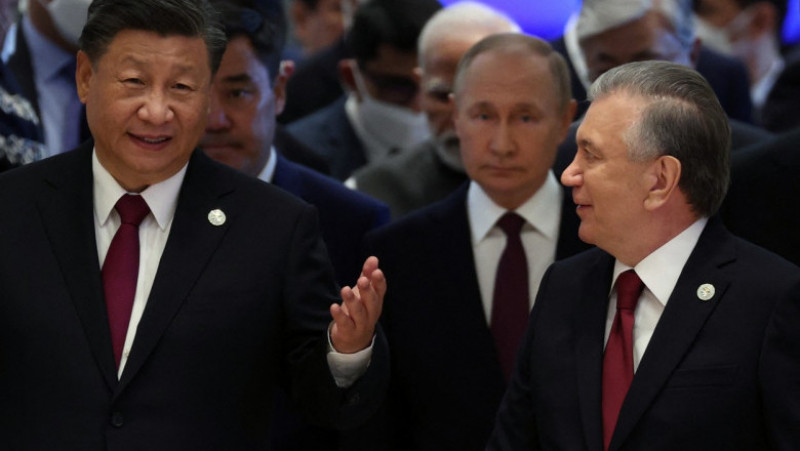 Imaginea care pare să transmită că liderul chinez (stânga) este cel care contează la summitul din Uzbekistan. Putin a fost lăsat în plan secund Foto: Profimedia Images