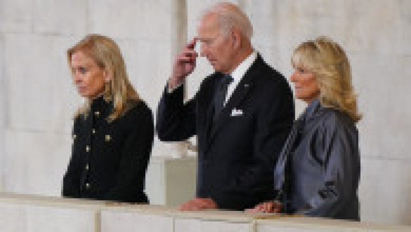 Președintele Joe Biden și prima-doamnă Jill Biden s-au recules duminică la catafalcul Reginei Elisabeta a II-a Foto: Profimedia Images | Poza 11 din 81