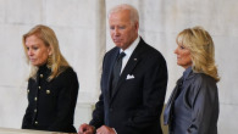 Președintele Joe Biden și prima-doamnă Jill Biden s-au recules duminică la catafalcul Reginei Elisabeta a II-a Foto: Profimedia Images | Poza 13 din 81