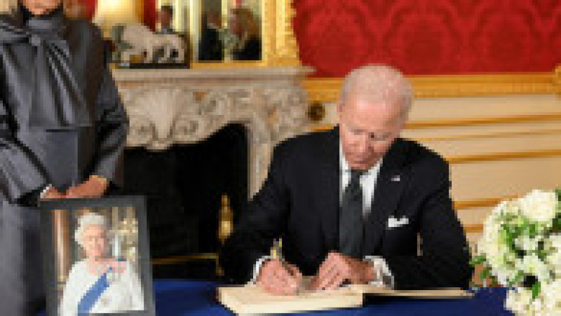 Joe Biden a semnat în cartea de condoleanțe deschisă la Westminster Hall Foto: Profimedia Images | Poza 15 din 81
