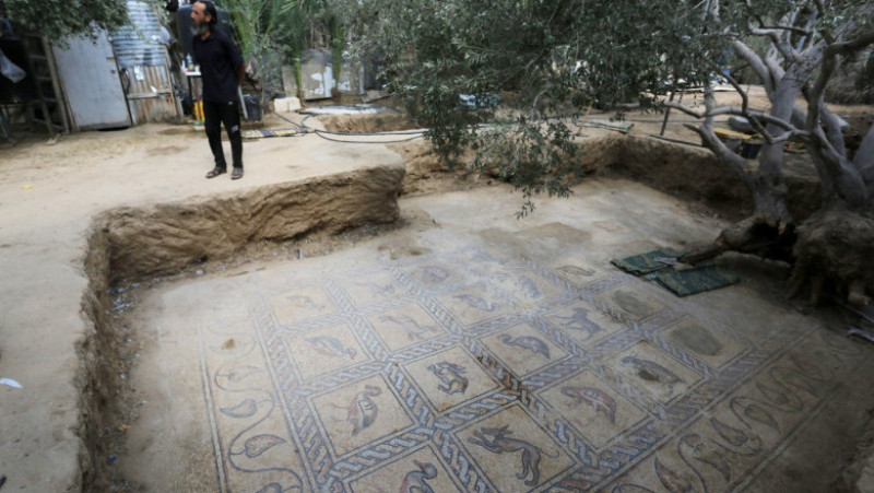 Un fermier palestinian a descoperit un mozaic bizantin în timp ce încerca să planteze un măslin. Foto: Profimedia