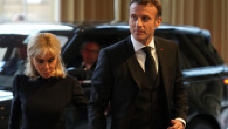 Emmanuel Macron și soția sa, Brigitte, ajung la Buckingham Palace, Londra, pentru o recepție găzduită de Regele Charles al III-lea pentru șefii de stat și alți oficiali străini înainte de funeraliile Reginei Elisabeta a II-a. Foto: Profimedia Images | Poza 10 din 15