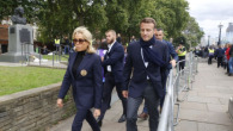 Filmările distribuite online îi arată pe trecători întorcându-se brusc pentru a-l privi șocați pe Macron care trece pe lângă ei. Foto: Profimedia Images | Poza 5 din 15