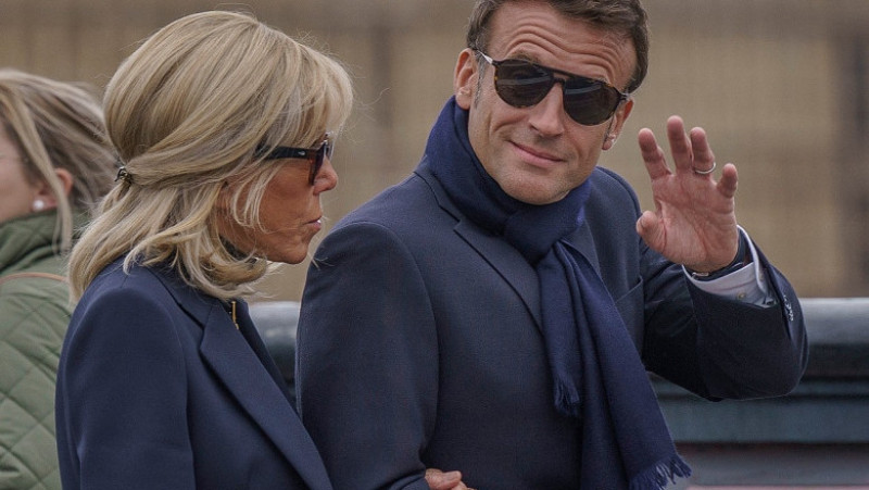 Filmările distribuite online îi arată pe trecători întorcându-se brusc pentru a-l privi șocați pe Macron care trece pe lângă ei. Foto: Profimedia Images