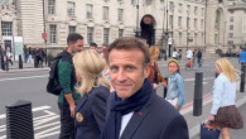 În timp ce colinda străzile londoneze, flancat de asistenții și gărzile sale de corp, președintele francez a atras atenția trecătorilor mai mult decât și-ar fi dorit. Captură video: Twitter / @pierloucaron | Poza 2 din 15