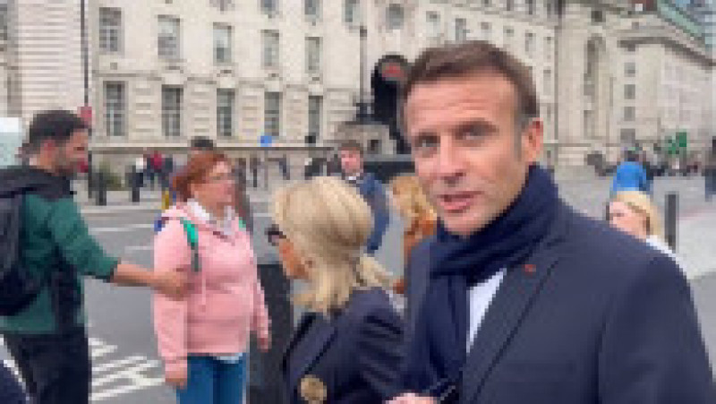 Unii dintre membrii publicului l-au recunoscut pe președintele francez în timp ce se plimba prin Londra, alții nu. Captură video: Twitter / @pierloucaron | Poza 7 din 15