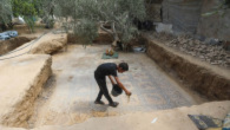 Un fermier palestinian a descoperit un mozaic bizantin în timp ce încerca să planteze un măslin. Foto: Profimedia | Poza 11 din 17