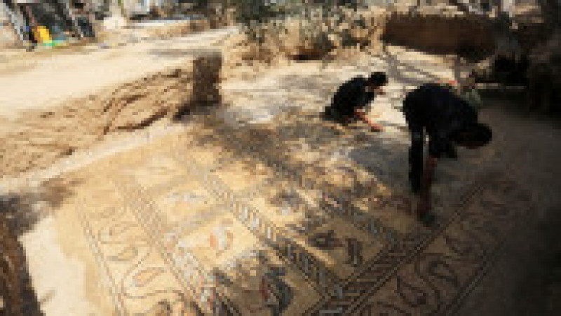 Un fermier palestinian a descoperit un mozaic bizantin în timp ce încerca să planteze un măslin. Foto: Profimedia | Poza 5 din 17