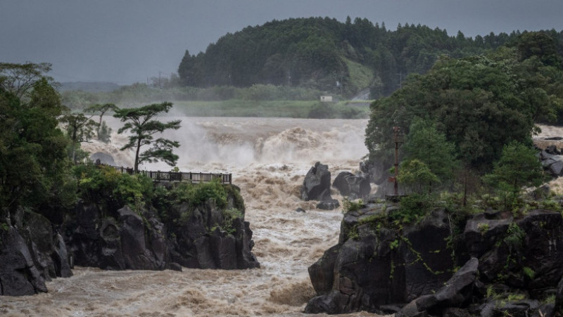 Taifunul Nanmadol a lovit Japonia cu o forță fără precedent, ploile torențiale sunt în cantități record. FOTO: Profimedia Images