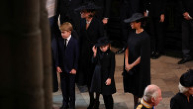 Prinţul George şi prinţesa Charlotte au fost prezenţi luni în cortegiul funerar al Reginei Elisabeta a II-a FOTO: Profimedia Images | Poza 5 din 28
