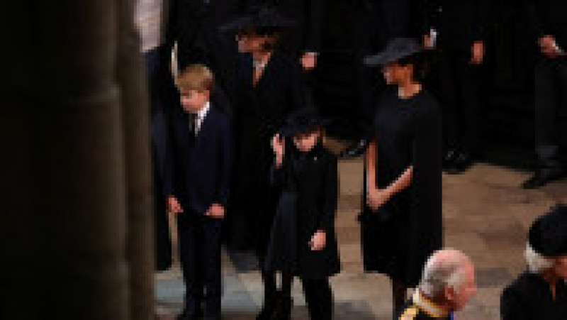 Prinţul George şi prinţesa Charlotte au fost prezenţi luni în cortegiul funerar al Reginei Elisabeta a II-a FOTO: Profimedia Images | Poza 2 din 28