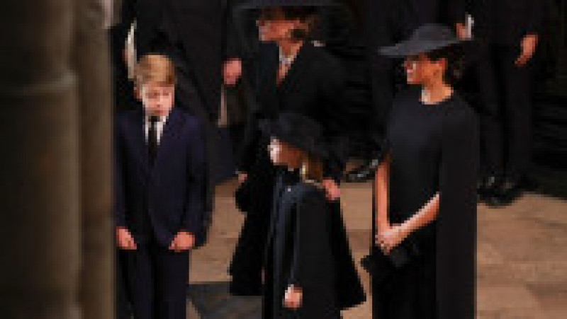 Prinţul George şi prinţesa Charlotte au fost prezenţi luni în cortegiul funerar al Reginei Elisabeta a II-a FOTO: Profimedia Images | Poza 4 din 28