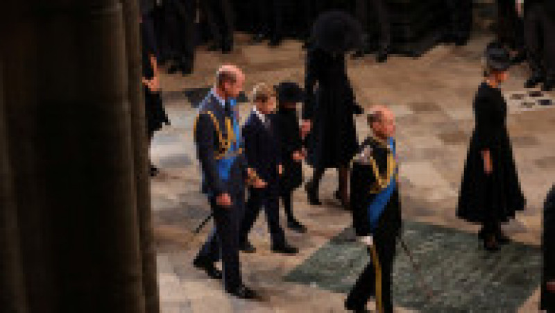 Prinţul George şi prinţesa Charlotte au fost prezenţi luni în cortegiul funerar al Reginei Elisabeta a II-a FOTO: Profimedia Images | Poza 6 din 28