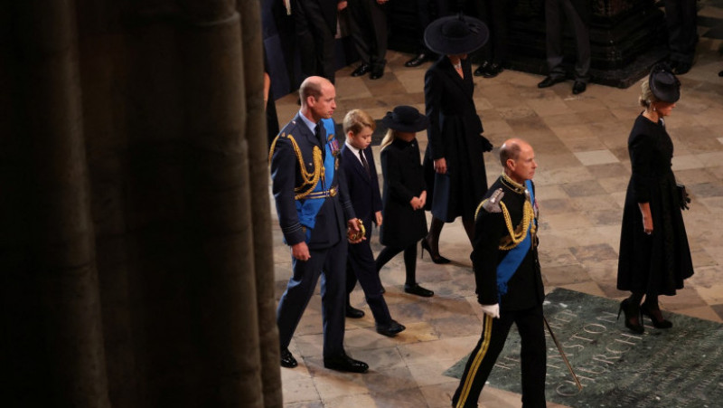 Prinţul George şi prinţesa Charlotte au fost prezenţi luni în cortegiul funerar al Reginei Elisabeta a II-a FOTO: Profimedia Images
