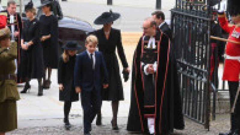 Prinţul George şi prinţesa Charlotte au fost prezenţi luni în cortegiul funerar al Reginei Elisabeta a II-a FOTO: Profimedia Images | Poza 13 din 28