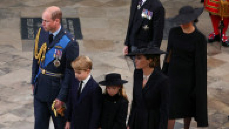 Prinţul George şi prinţesa Charlotte au fost prezenţi luni în cortegiul funerar al Reginei Elisabeta a II-a FOTO: Profimedia Images | Poza 14 din 28