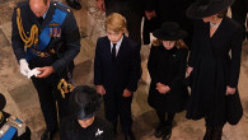Prinţul George şi prinţesa Charlotte au fost prezenţi luni în cortegiul funerar al Reginei Elisabeta a II-a FOTO: Profimedia Images | Poza 11 din 28