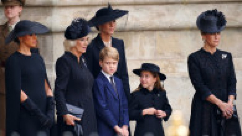 Prinţul George şi prinţesa Charlotte au fost prezenţi luni în cortegiul funerar al Reginei Elisabeta a II-a FOTO: Profimedia Images | Poza 8 din 28