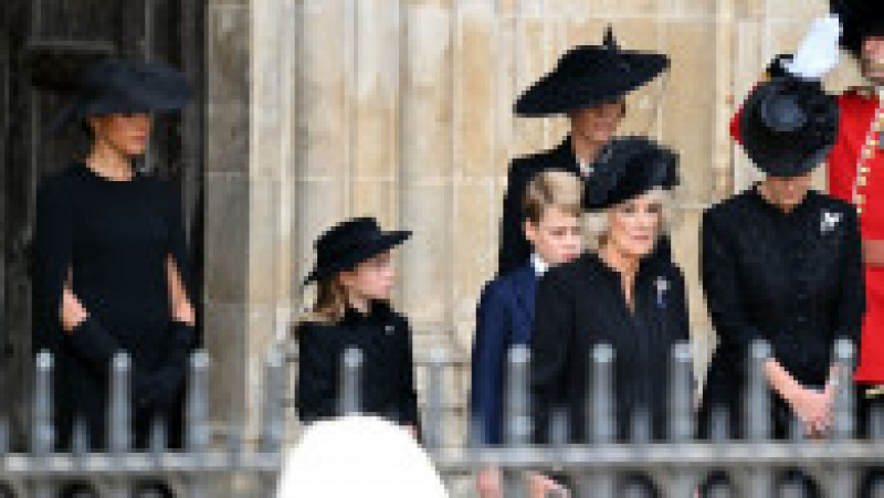 Prinţul George şi prinţesa Charlotte au fost prezenţi luni în cortegiul funerar al Reginei Elisabeta a II-a FOTO: Profimedia Images | Poza 9 din 28