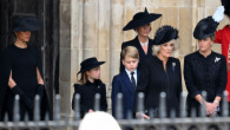 Prinţul George şi prinţesa Charlotte au fost prezenţi luni în cortegiul funerar al Reginei Elisabeta a II-a FOTO: Profimedia Images | Poza 10 din 28