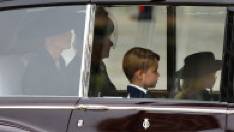 Prinţul George şi prinţesa Charlotte au fost prezenţi luni în cortegiul funerar al Reginei Elisabeta a II-a FOTO: Profimedia Images | Poza 27 din 28