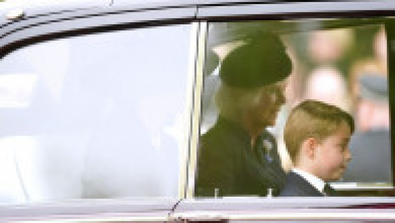 Prinţul George şi prinţesa Charlotte au fost prezenţi luni în cortegiul funerar al Reginei Elisabeta a II-a FOTO: Profimedia Images | Poza 28 din 28