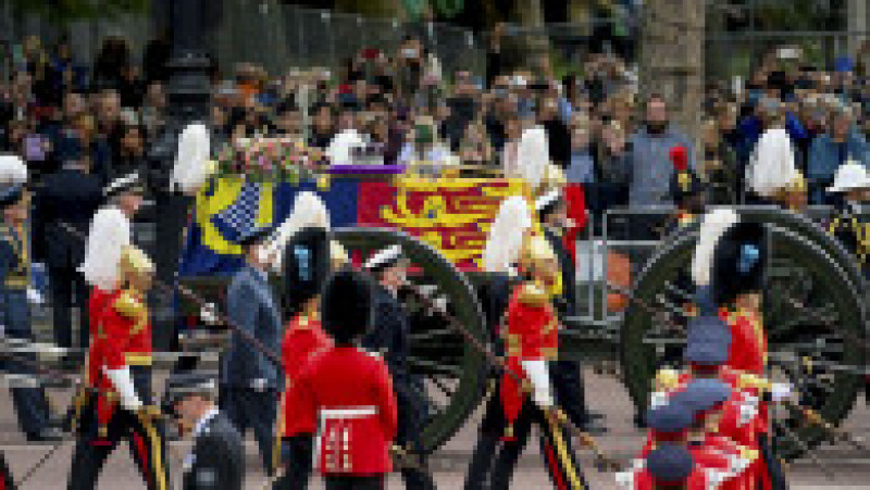 Funeraliile Reginei Elisabeta a II-a: Sicriul se îndreaptă către Castelul Windsor cu un vehicul funerar. Foto: Inquam Photos / Eduard Vinatoru | Poza 4 din 81