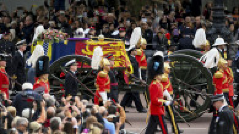 Funeraliile Reginei Elisabeta a II-a: Sicriul se îndreaptă către Castelul Windsor cu un vehicul funerar. Foto: Inquam Photos / Eduard Vinatoru | Poza 3 din 81