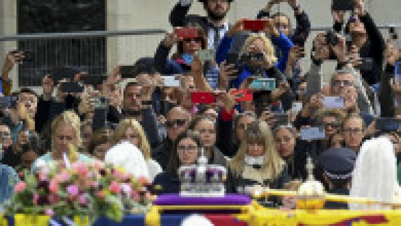 Funeraliile Reginei Elisabeta a II-a: Sicriul se îndreaptă către Castelul Windsor cu un vehicul funerar. Foto: Inquam Photos / Eduard Vinatoru | Poza 5 din 81