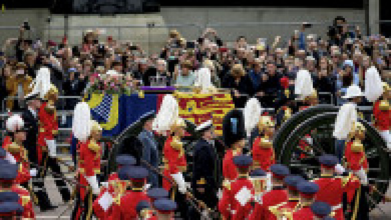 Funeraliile Reginei Elisabeta a II-a: Sicriul se îndreaptă către Castelul Windsor cu un vehicul funerar. Foto: Inquam Photos / Eduard Vinatoru | Poza 6 din 81