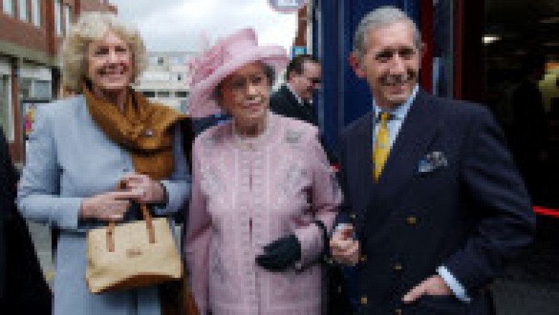 Mary Reynolds, sosia reginei, alături de sosiile prințului Charles și a Camillei Parker. Foto: Profimemdia | Poza 1 din 8